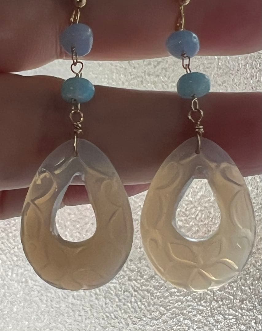 グレーオニキス　プルメリアスクロールフープカービング　オパール　14kgfピアス