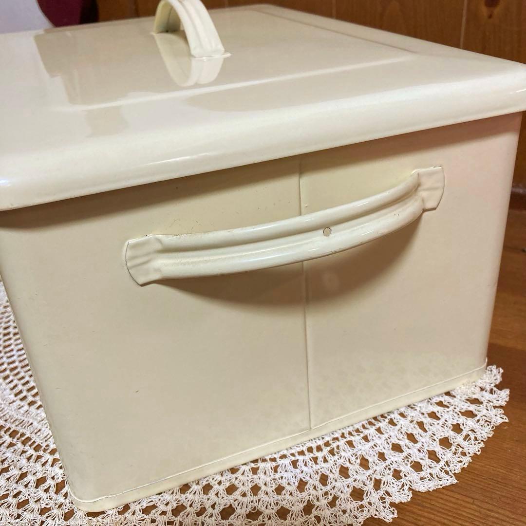 ブレッドケース　カントリー雑貨　四角　スクエア型　インテリア　クリーム色