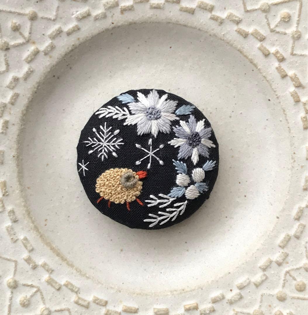刺繍ブローチ　ハンドメイド　いちご