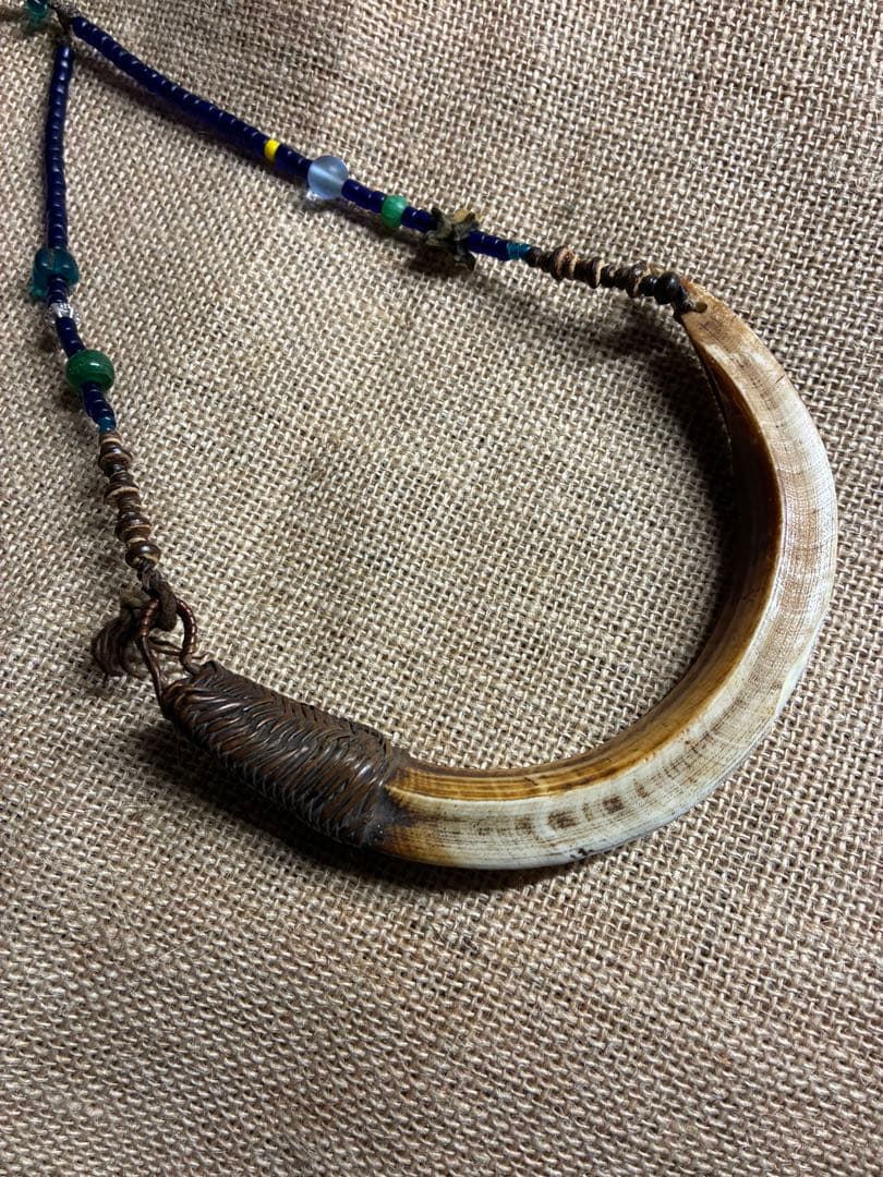 イノシシの牙　アンティーク　ネックレス　ナガ族