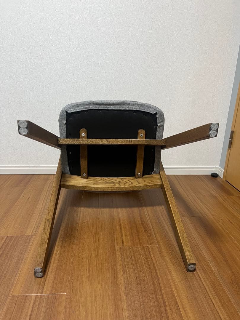 木製フレーム グレー布張り椅子