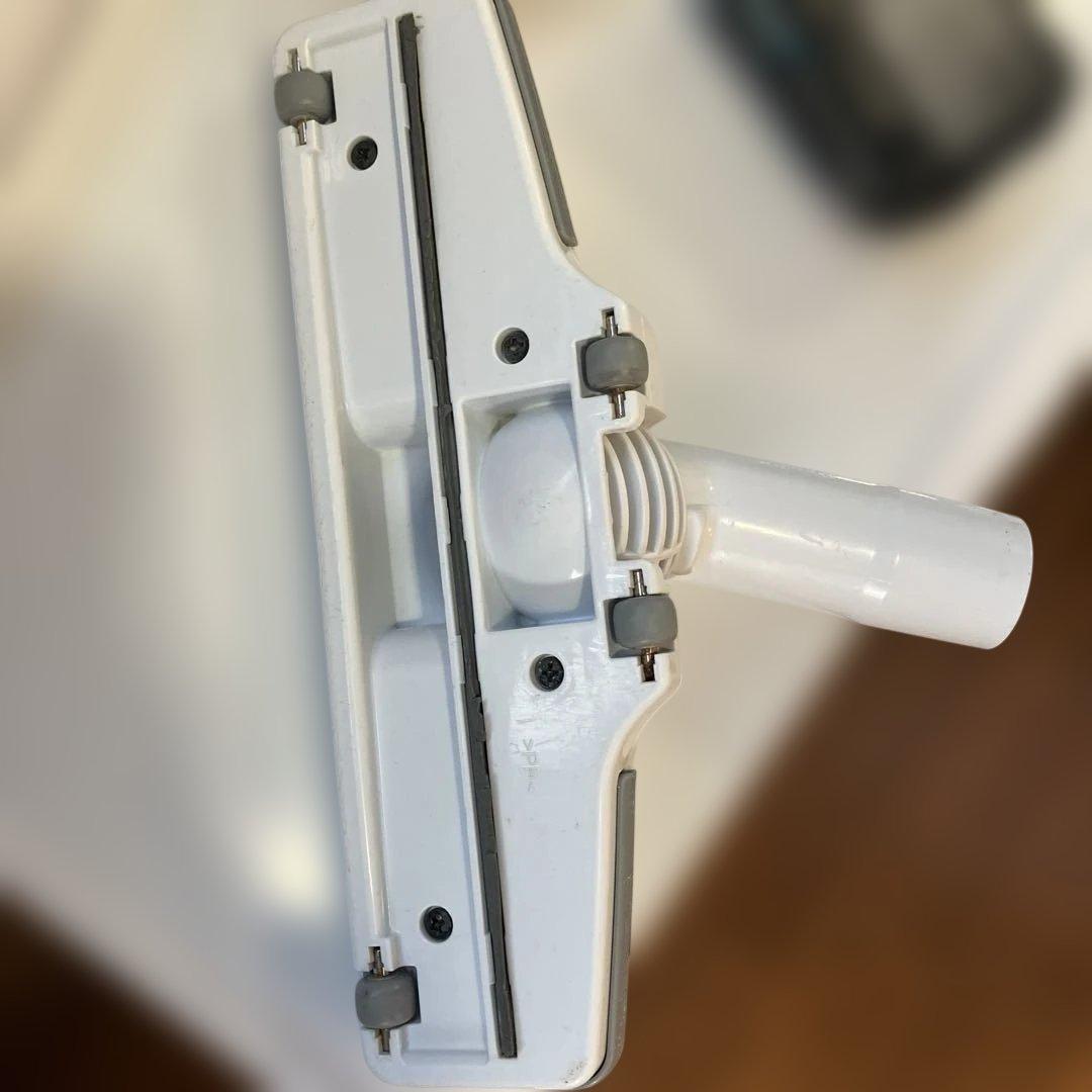 Makita コードレス掃除機CL107FD と充電器。バッテリー無し