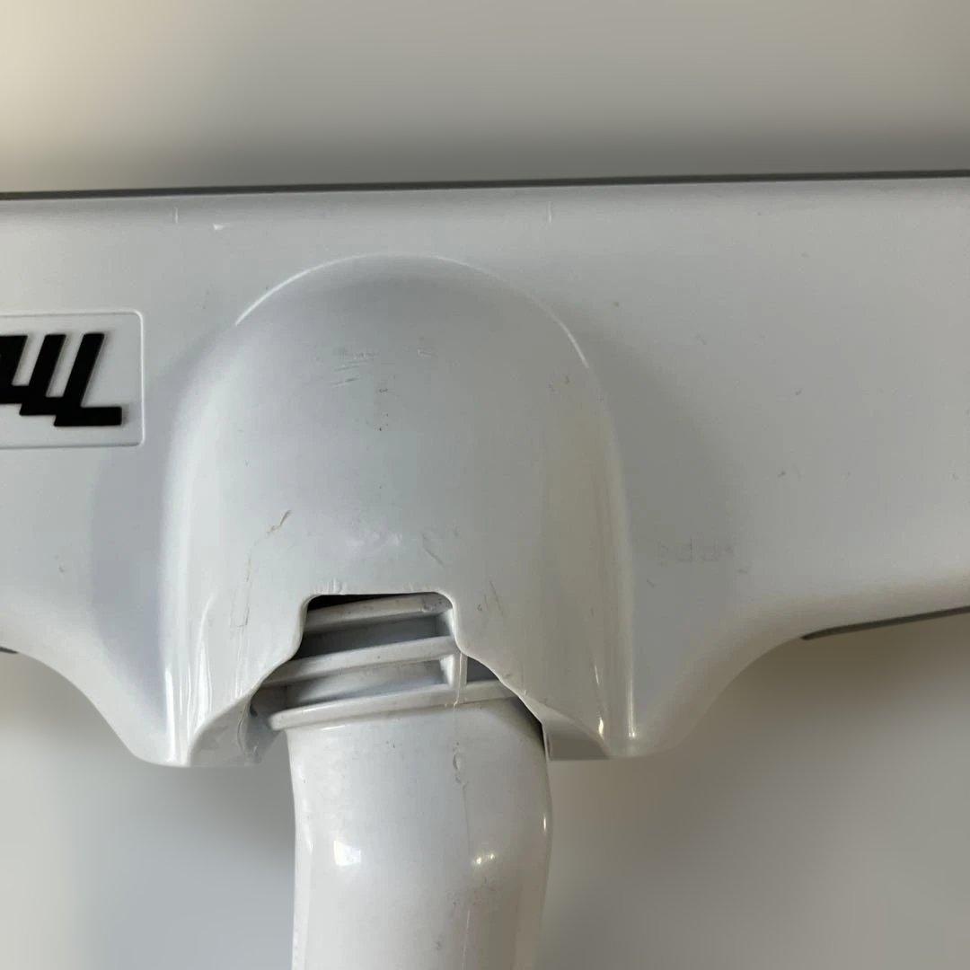 Makita コードレス掃除機CL107FD と充電器。バッテリー無し