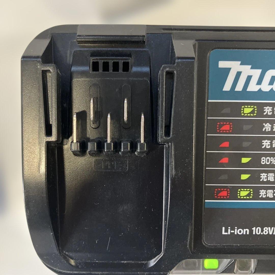 Makita コードレス掃除機CL107FD と充電器。バッテリー無し