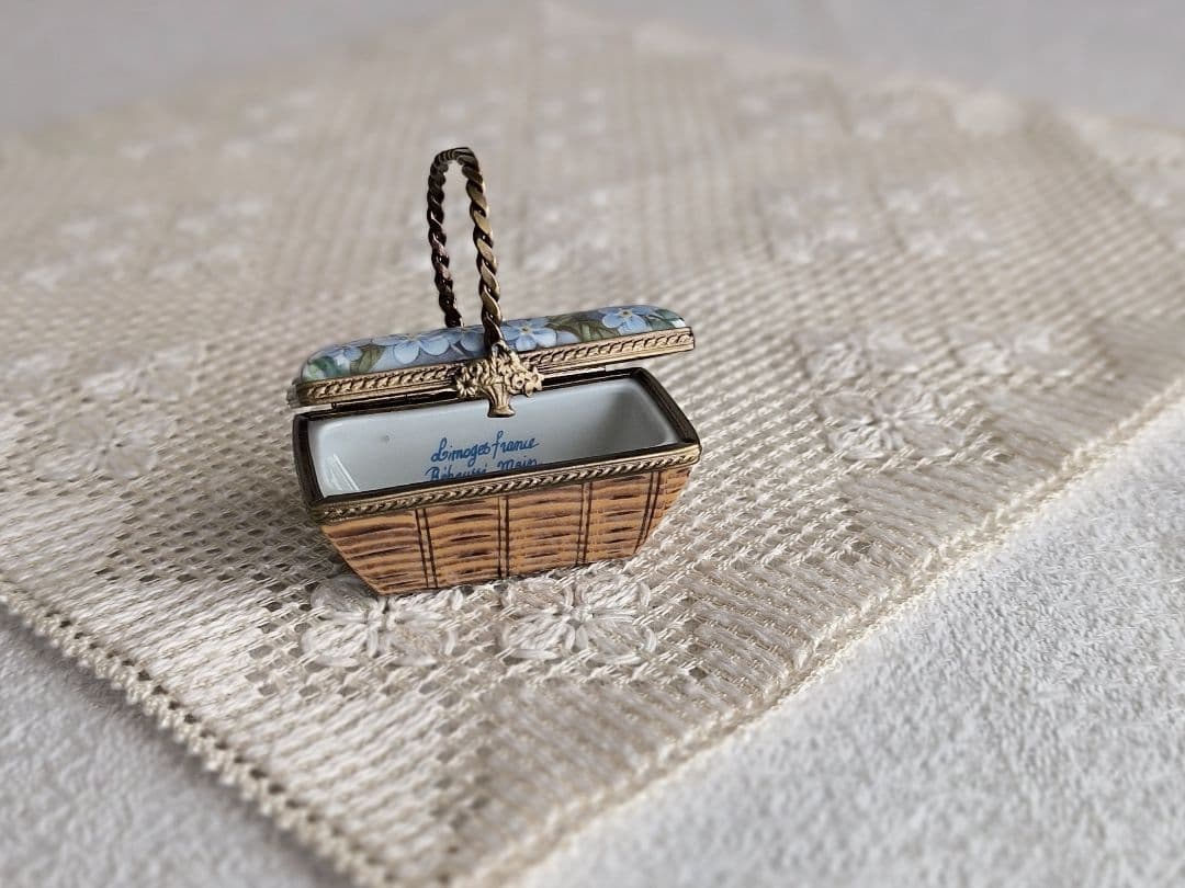 * vintage Jewelry box ୨୧ * 陶器製の小さな パニエ