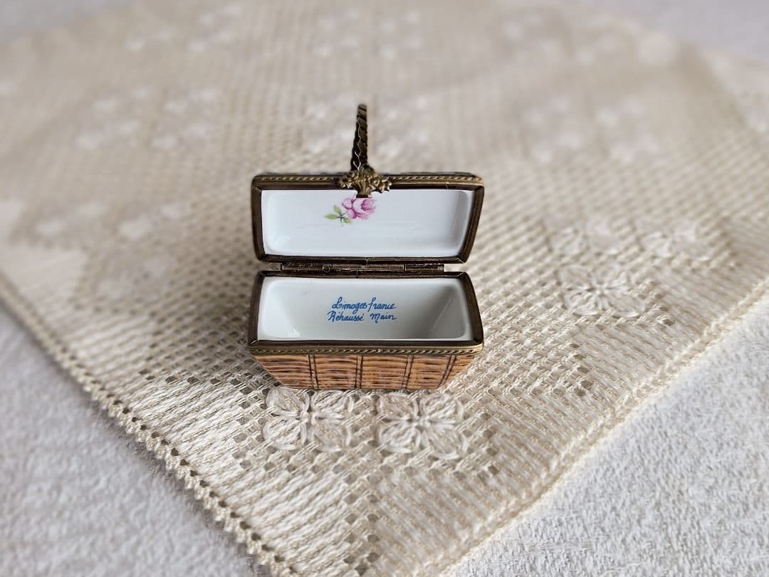 * vintage Jewelry box ୨୧ * 陶器製の小さな パニエ