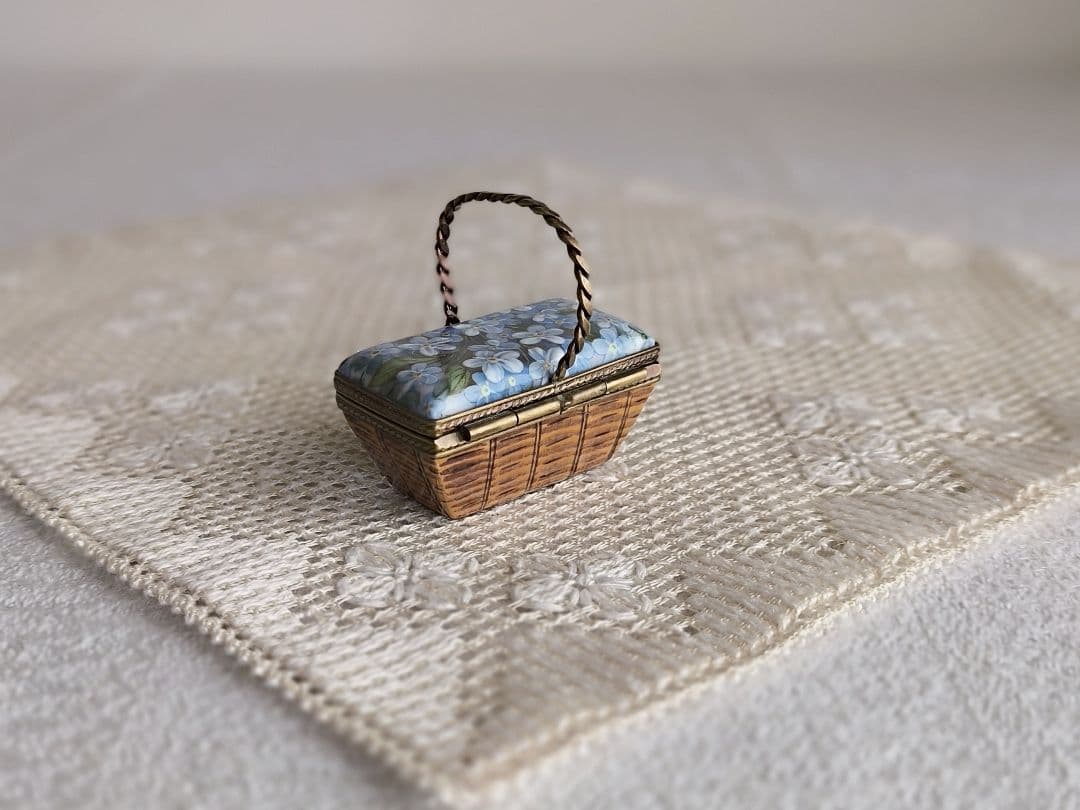 * vintage Jewelry box ୨୧ * 陶器製の小さな パニエ