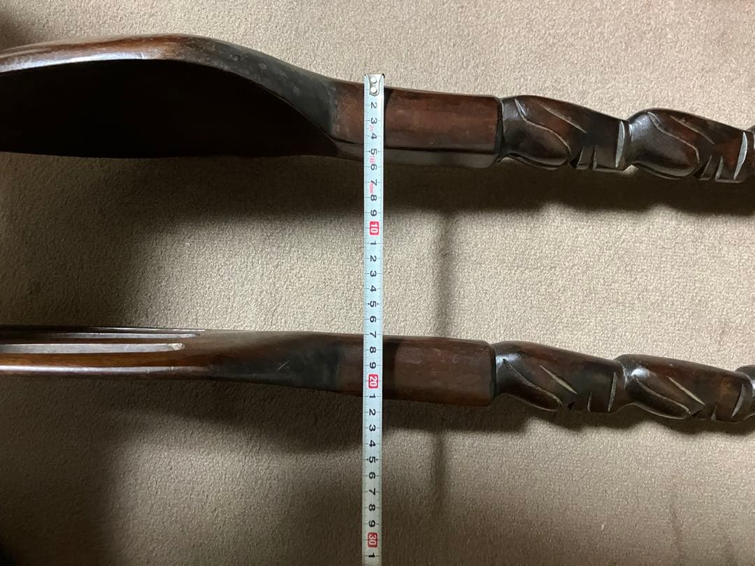 巨大な木製フォークとスプーンのセット