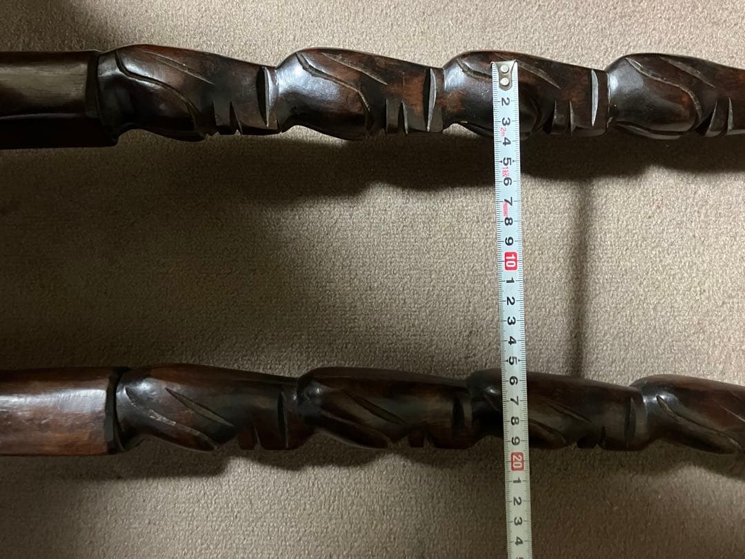 巨大な木製フォークとスプーンのセット