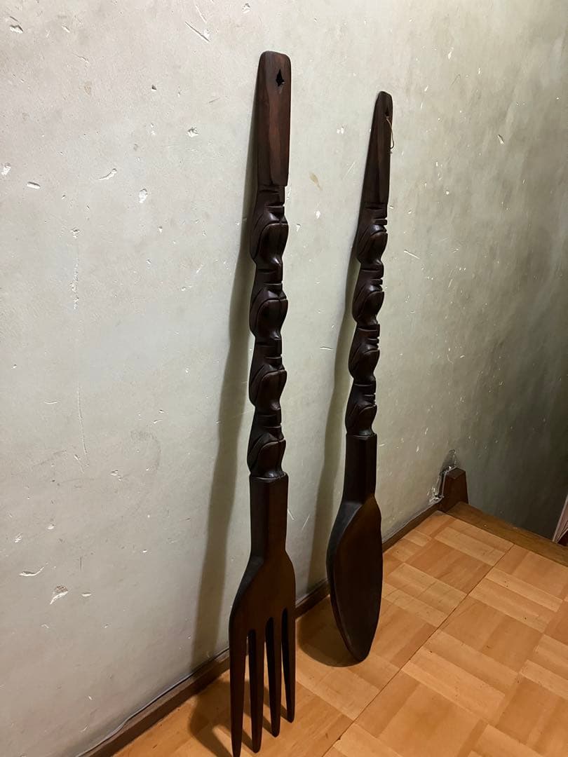 巨大な木製フォークとスプーンのセット