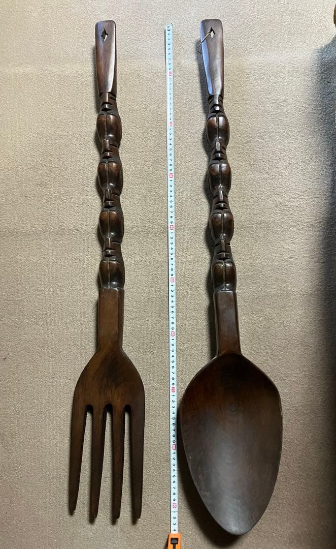 巨大な木製フォークとスプーンのセット