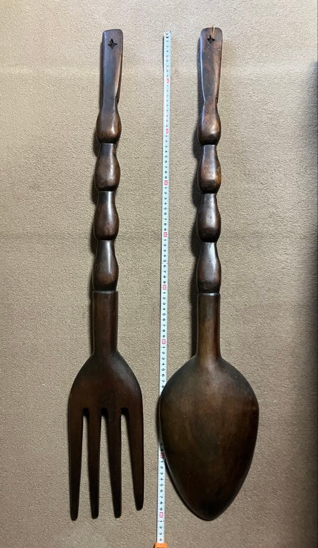 巨大な木製フォークとスプーンのセット