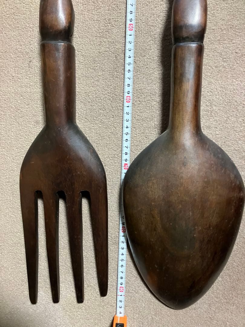 巨大な木製フォークとスプーンのセット