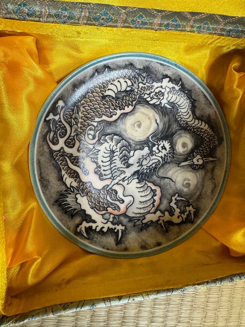 中国の景徳鎮で作られたドラゴンの陶器皿 約20cm