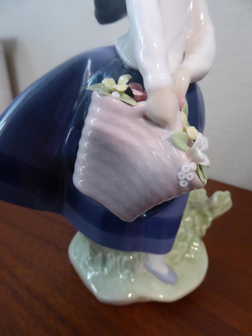 リアドロ　花かごを持つ少女