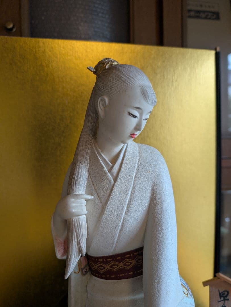 西頭哲三郎作 陶器製日本人形 「早春」- 繊細な美しさが光る逸品 レアな色紙つき