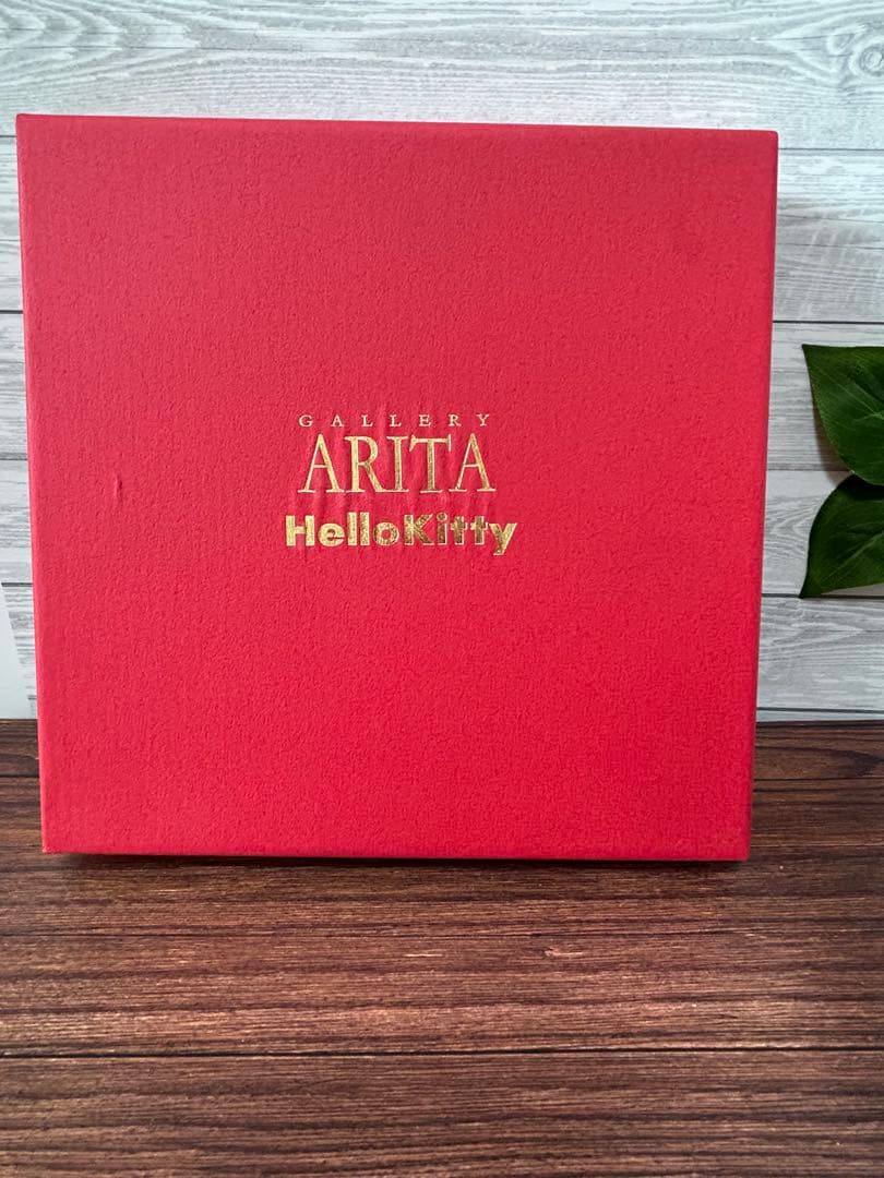 有田焼×ハローキティ　古伊万里柄金彩牡丹　 お皿(中) 箱あり