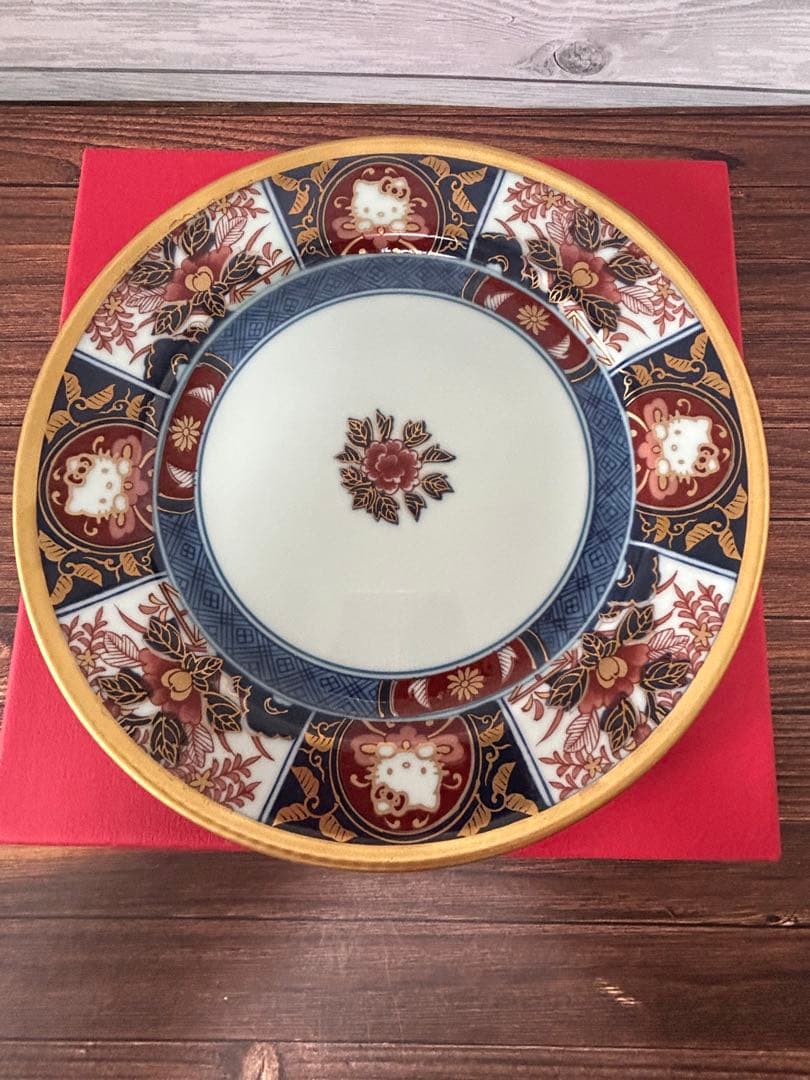 有田焼×ハローキティ　古伊万里柄金彩牡丹　 お皿(中) 箱あり