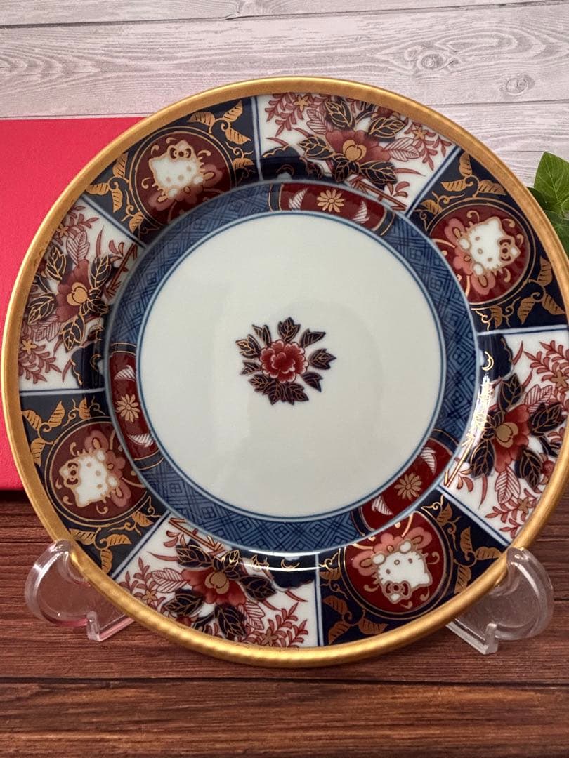 有田焼×ハローキティ　古伊万里柄金彩牡丹　 お皿(中) 箱あり