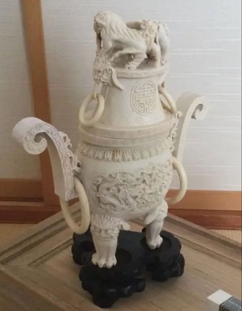 獅子彫刻の象牙風香炉