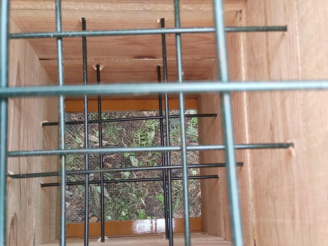 日本蜜蜂 重箱式巣箱４段　スライド底板 スノコ付き　説明書有　パイプ架台手順添付