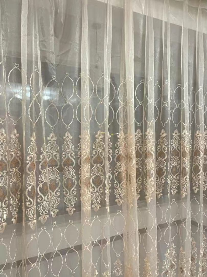 33番ベージュ刺繍入りレースカーテン　[幅150cm][2枚入り]