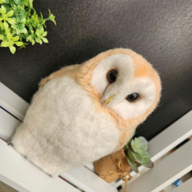 羊毛フェルト製置物　メンフクロウ　高さ約19㎝