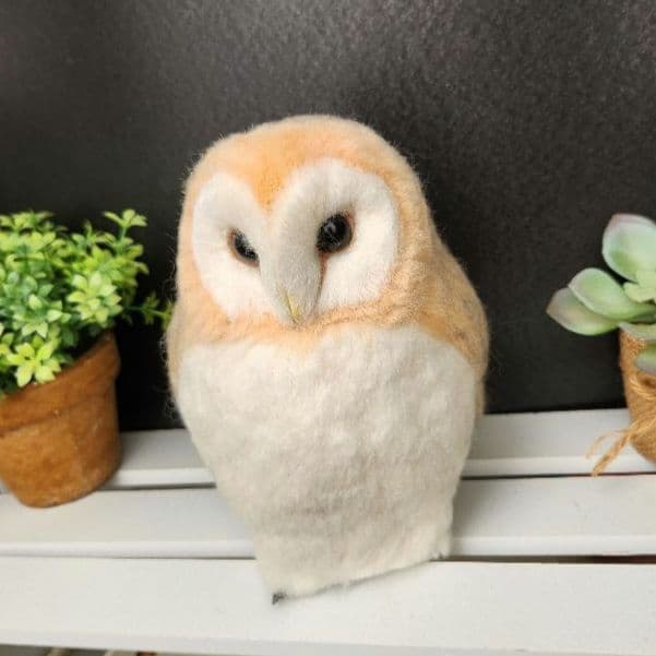 羊毛フェルト製置物　メンフクロウ　高さ約19㎝