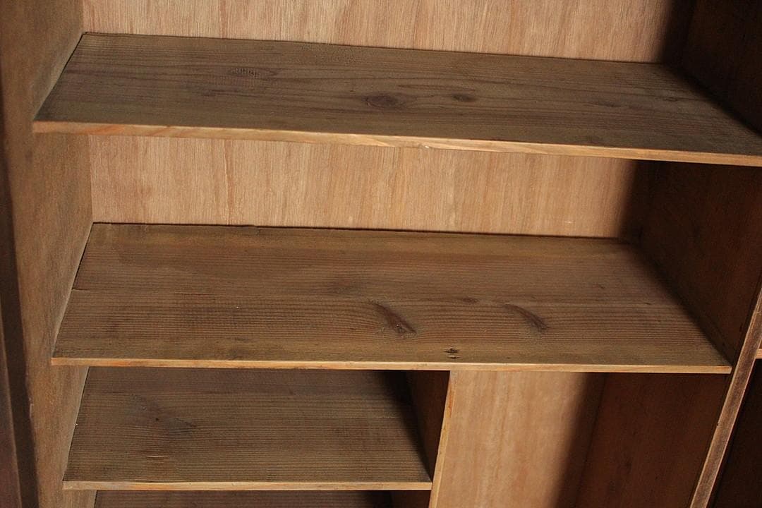 古く味のある木製の収納棚　食器棚　本棚　収納棚　古家具