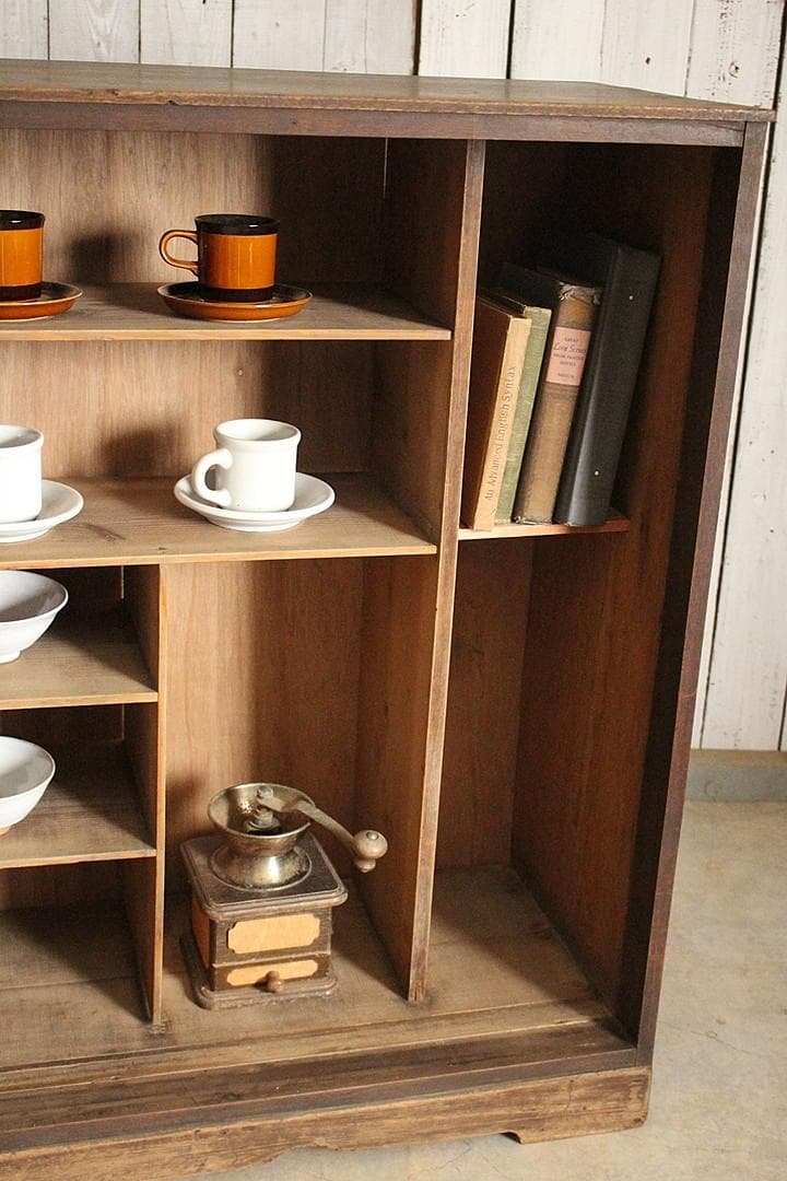 古く味のある木製の収納棚　食器棚　本棚　収納棚　古家具