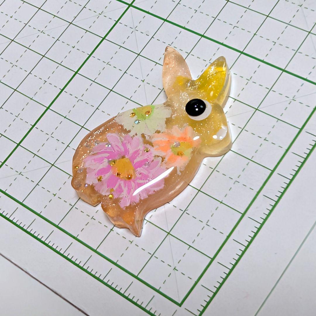 ウサギ（セール品）　レジンヘアゴム 　優しい元気色