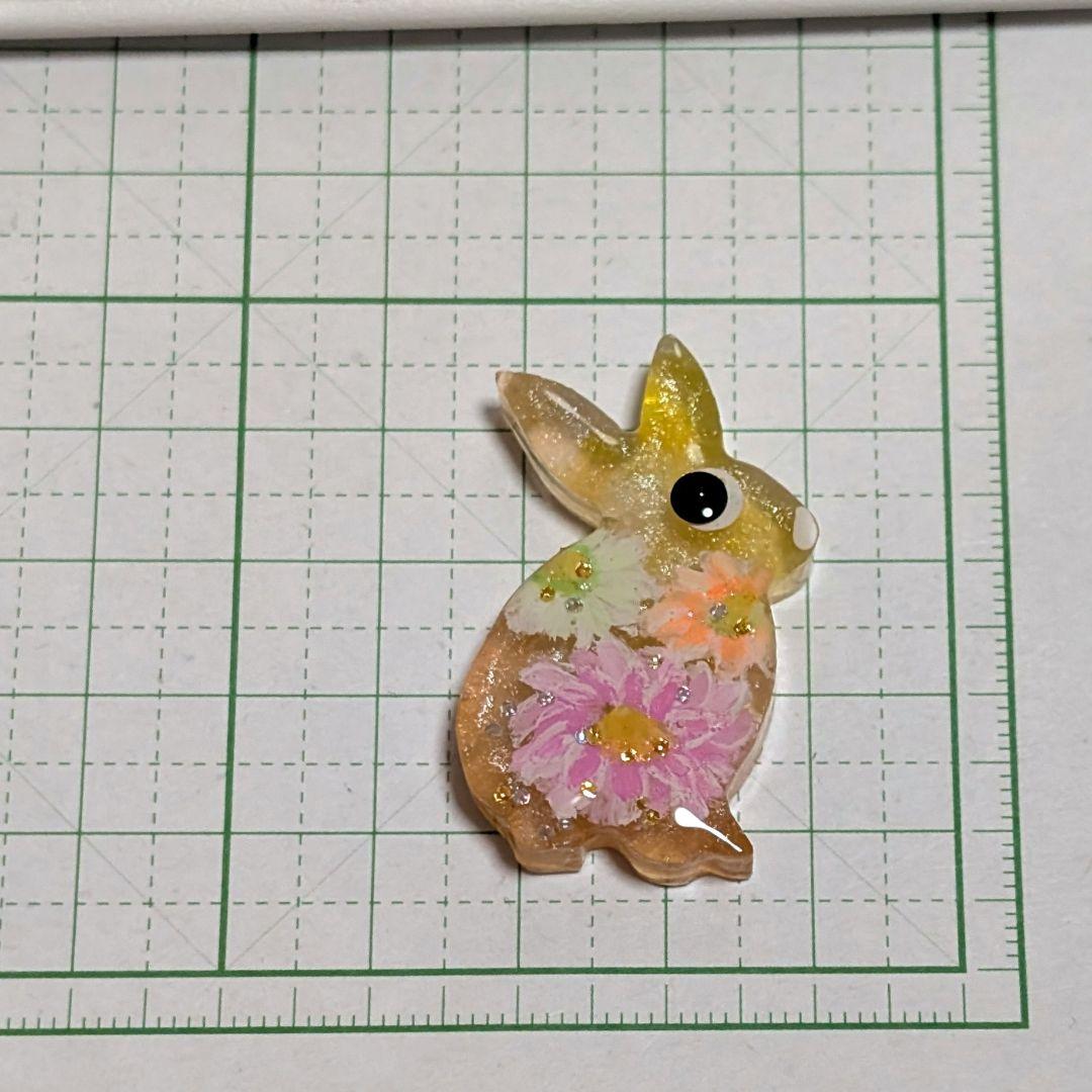 ウサギ（セール品）　レジンヘアゴム 　優しい元気色