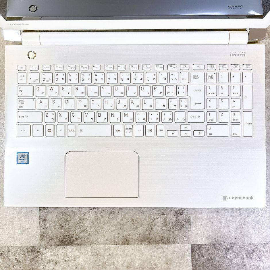 かわいいホワイト❣SSDでサクサク快適✨薄型ノートパソコン カメラ付き 動作良好