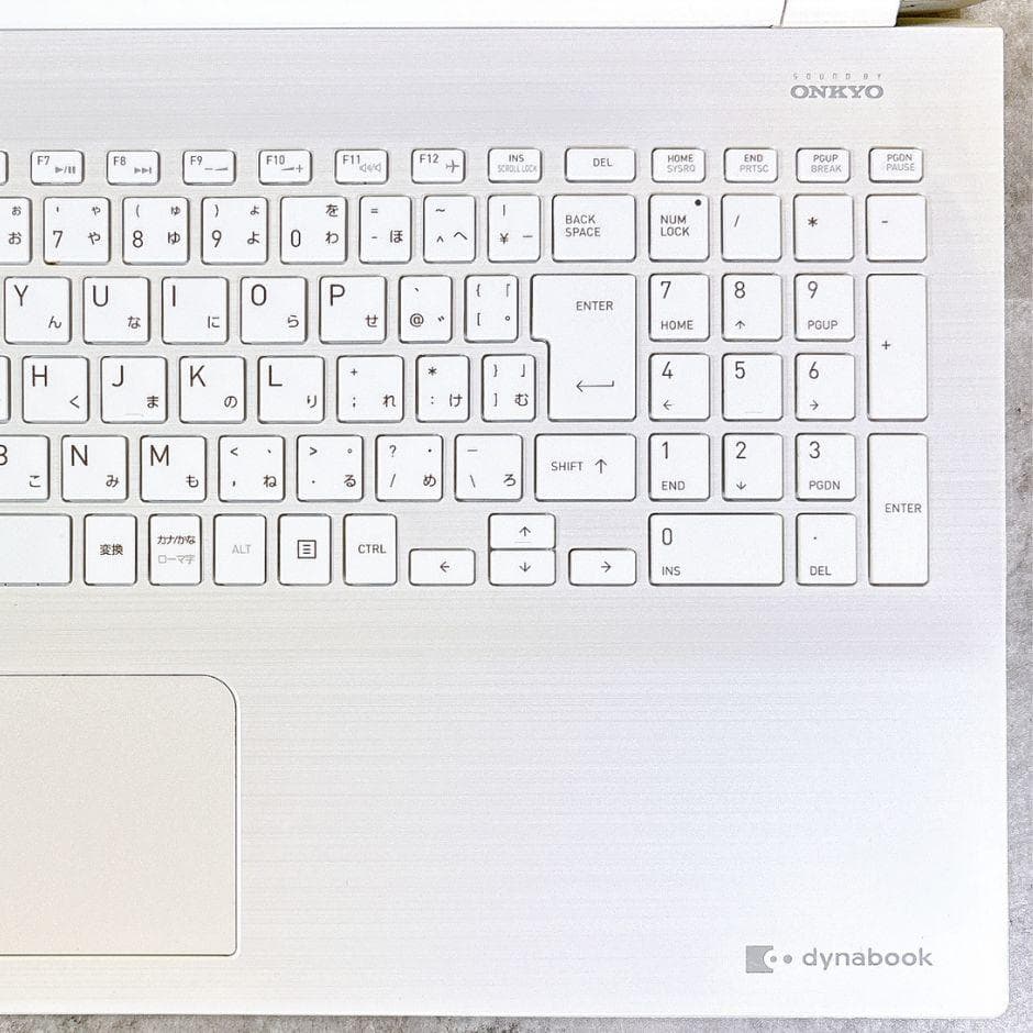 かわいいホワイト❣SSDでサクサク快適✨薄型ノートパソコン カメラ付き 動作良好