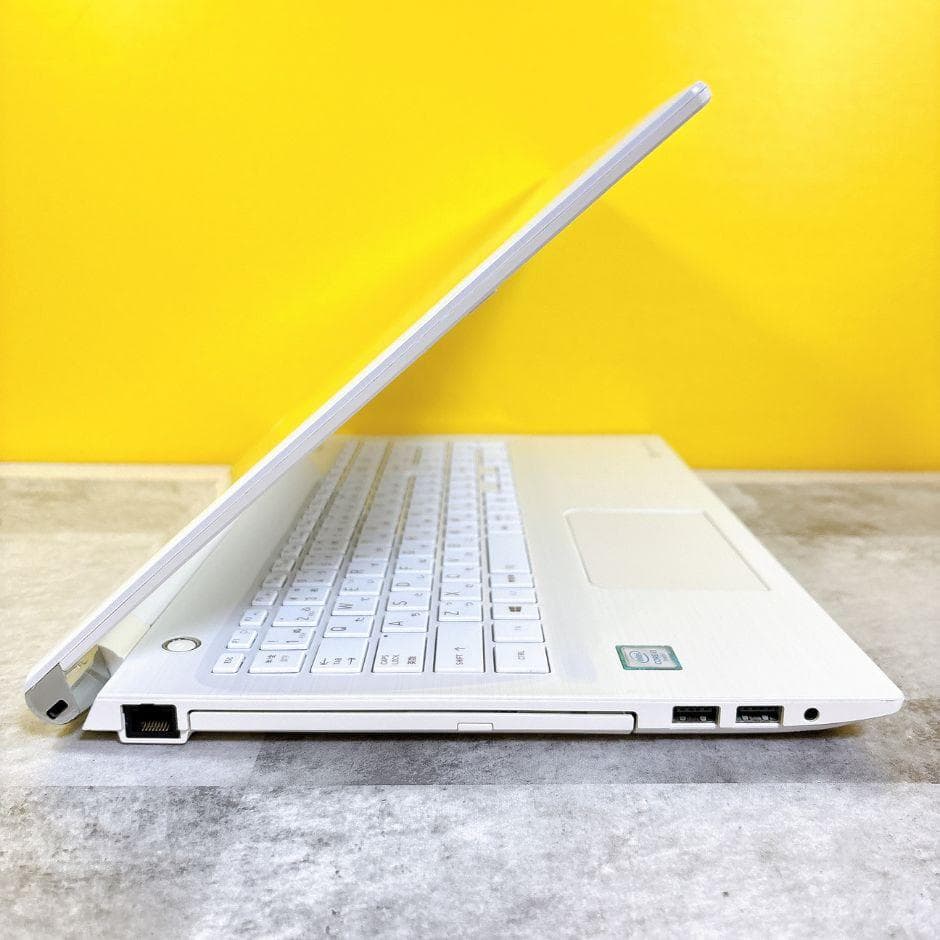 かわいいホワイト❣SSDでサクサク快適✨薄型ノートパソコン カメラ付き 動作良好