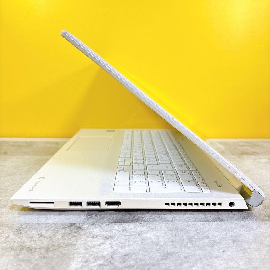 かわいいホワイト❣SSDでサクサク快適✨薄型ノートパソコン カメラ付き 動作良好