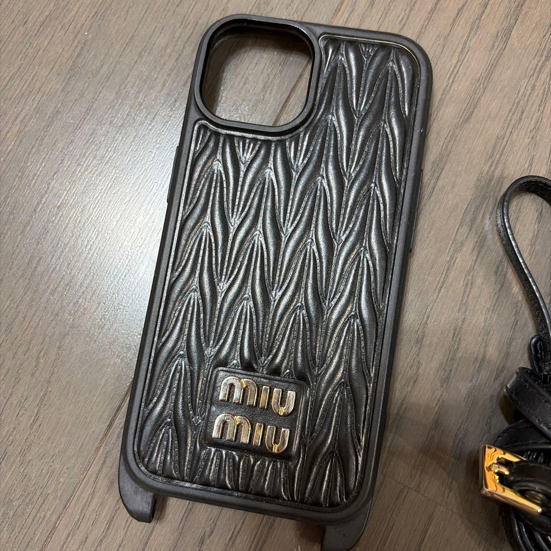 miu miu スマホケース ショルダーストラップ　ブラックiPhone14
