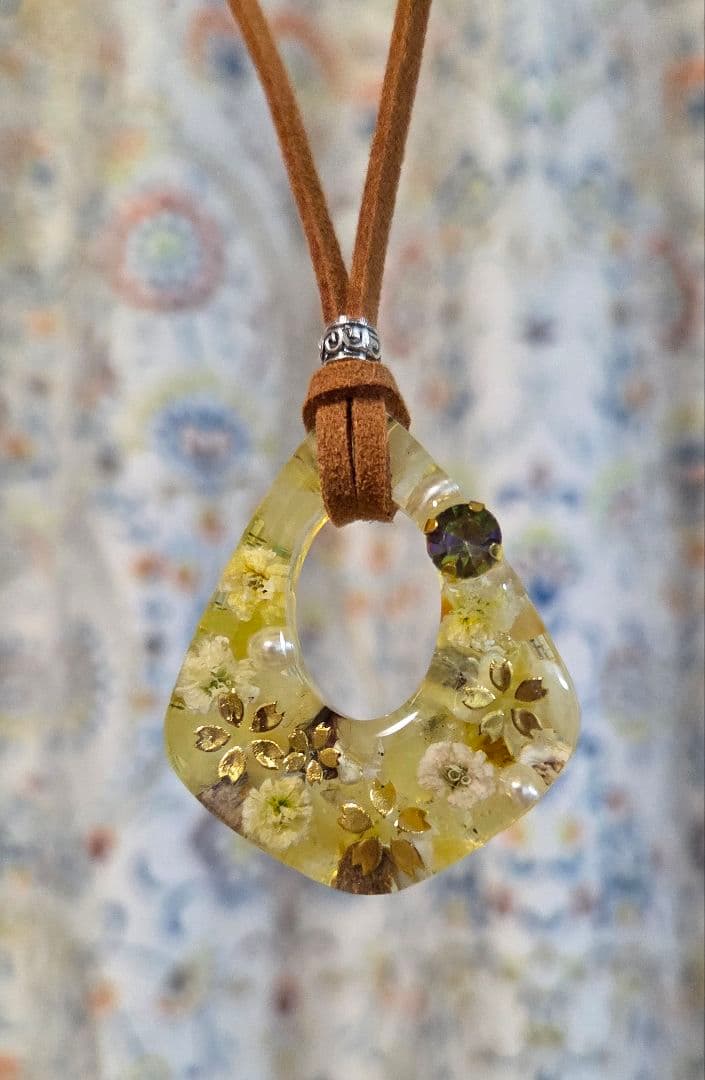 天然石とドライフラワーレジンペンダント✨　アンバーストーン　パワーストーン　桜