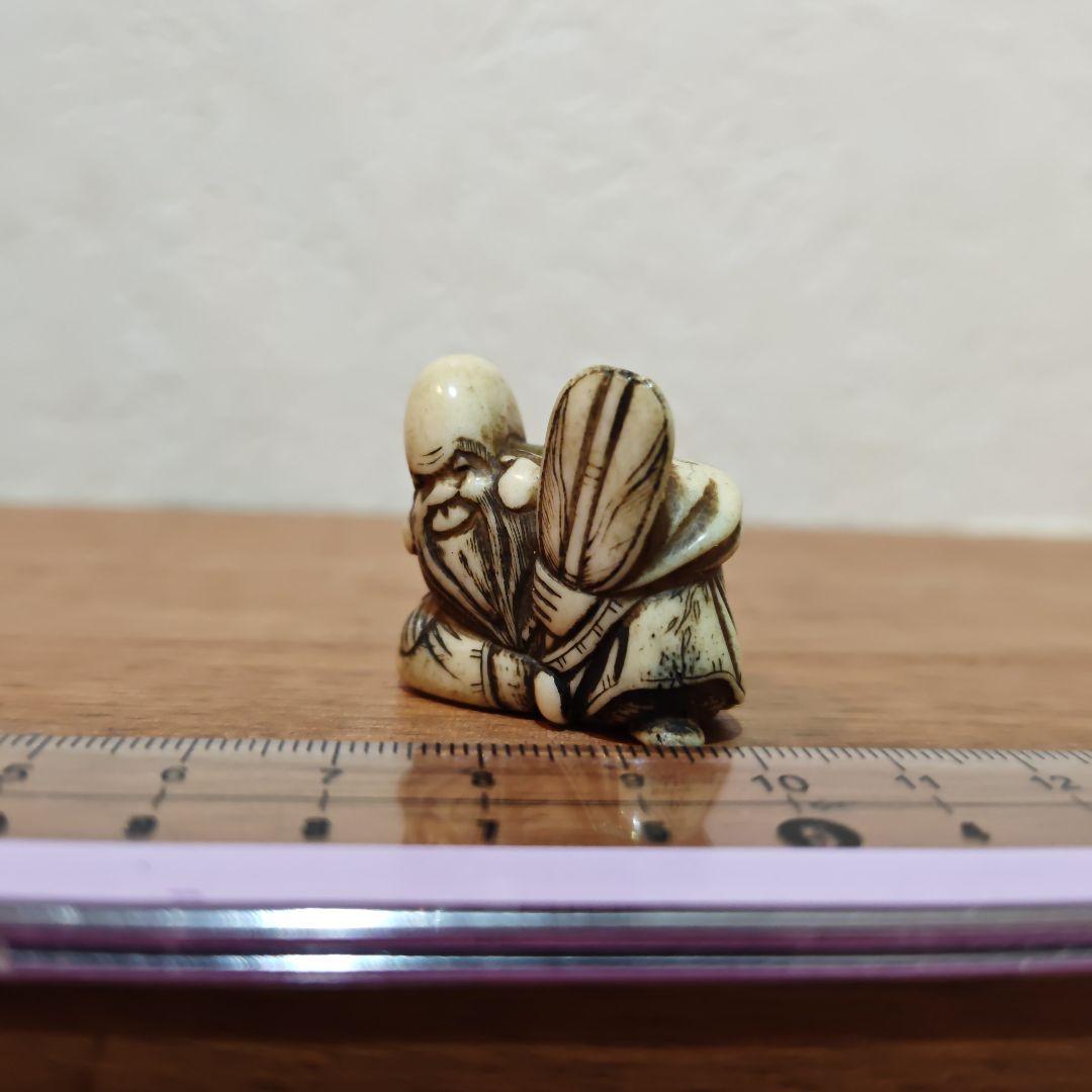 時代提物 仙人根付 天然素材【軍配仙人】高さ約2.9cm 重約18ｇ☆巧みな彫込