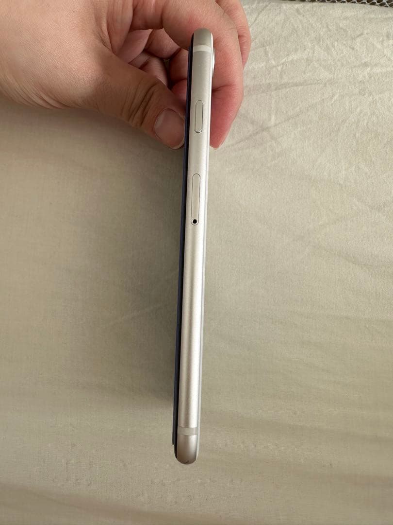 iPhone se3 128GB スターライト simフリー バッテリー77%