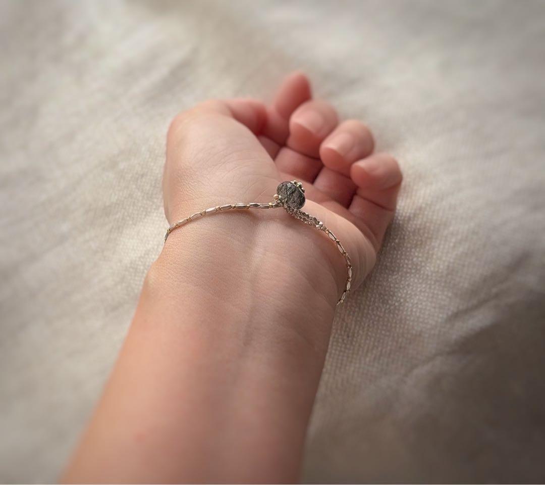 カレンシルバーとブラックルチルクォーツのブレスレット