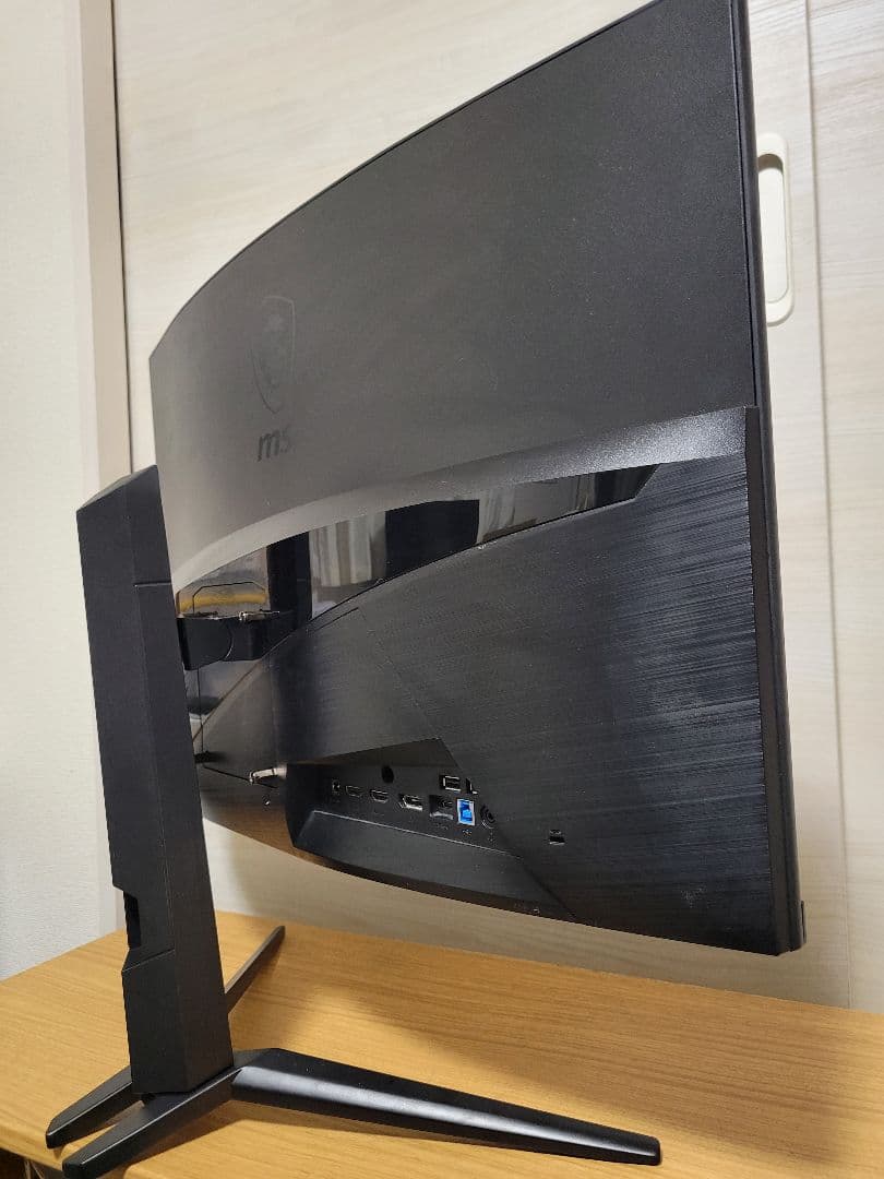 MSI Optix MAG321CURV 31.5インチ4K湾曲ゲーミングモニタ