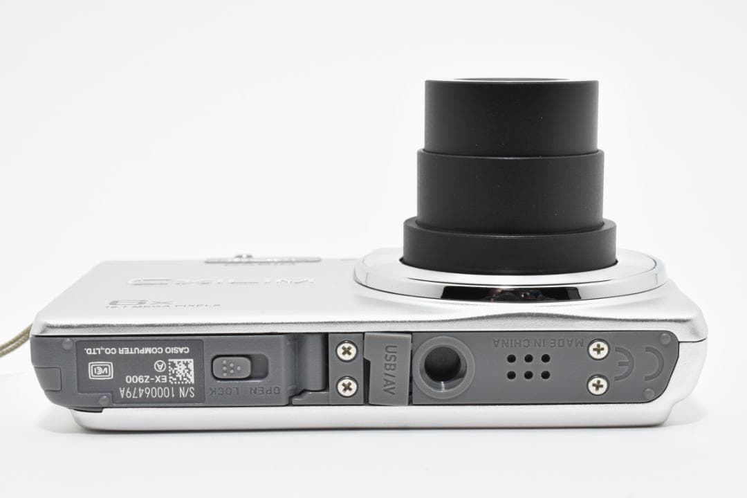 《 美品 》　カシオ　CASIO EXILIM EX-Z900 シルバー