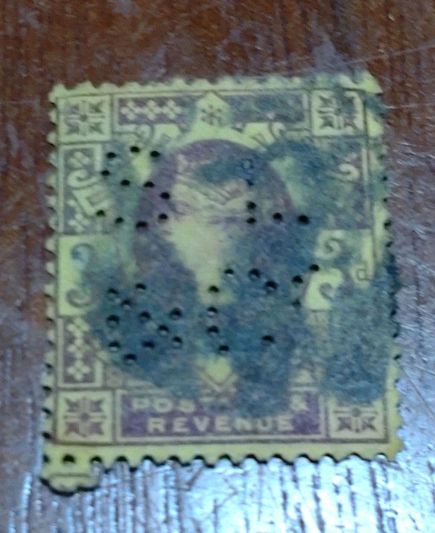 イギリス　ヴィクトリア女王の肖像画3D使用済切手　穿孔有り