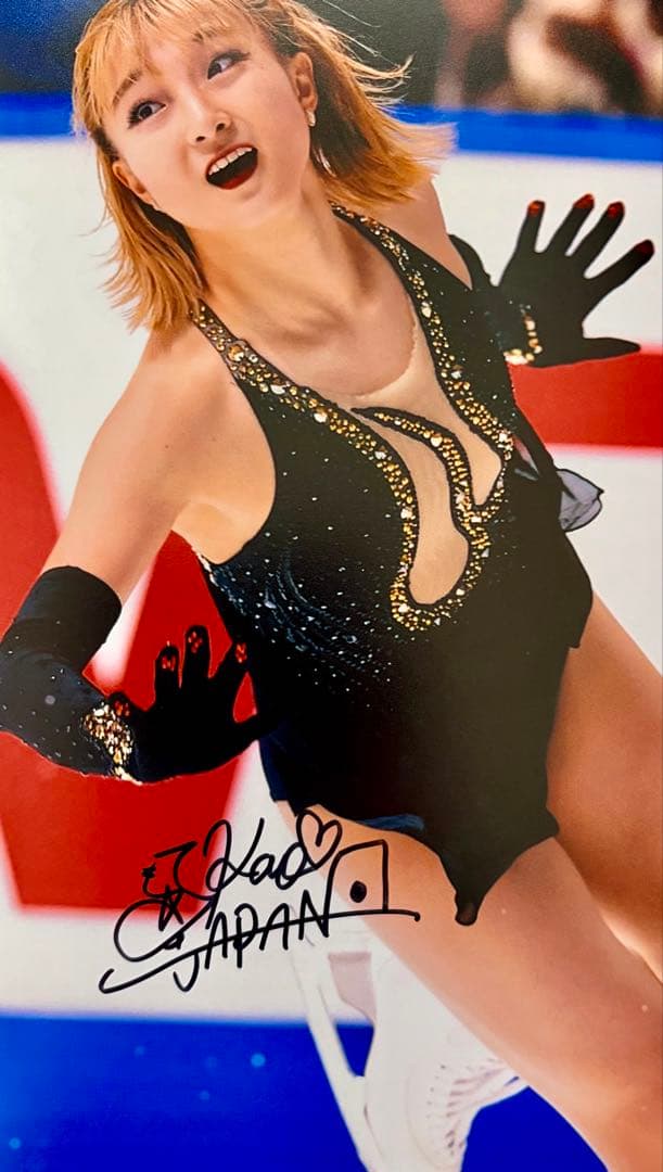 坂本花織 直筆サイン付き写真 世界女王 女子フィギュアスケート　証明書付 1枚①