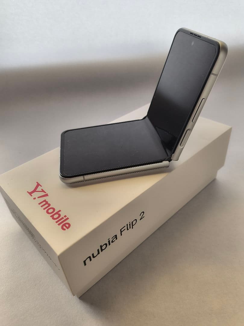 nubia Flip 2 ホワイト 本体