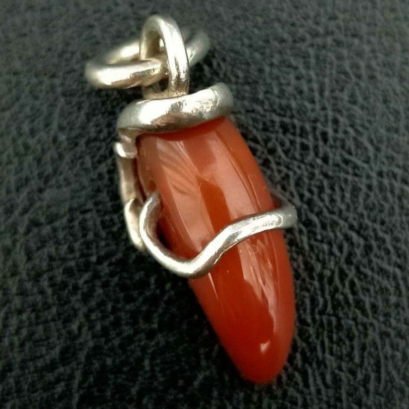 希少　925 刻印　ネックレスのペンダントトップ（血赤珊瑚 ？カーネリアン？）