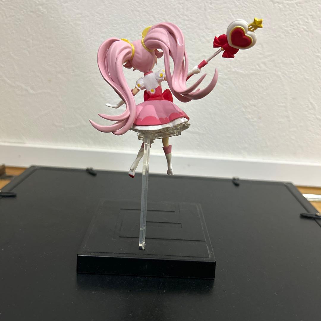 ハート型の杖を持つピンクのフィギュア