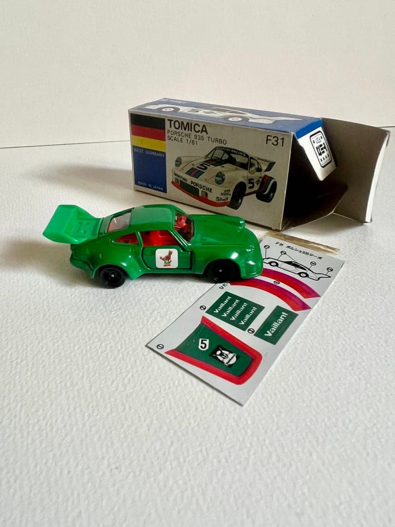 トミカ F31モデル　ミニカー ステッカー付き