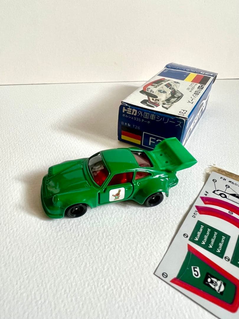 トミカ F31モデル　ミニカー ステッカー付き